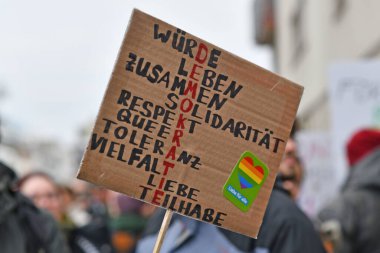 Heidelberg, Almanya - 12 Şubat 2025: Aşırı sağcılığı protesto eden demokrasi yanlısı imza