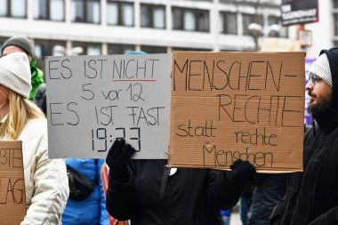Heidelberg, Almanya - 12 Şubat 2025: Aşırı sağı protesto eden imzalı insanlar 