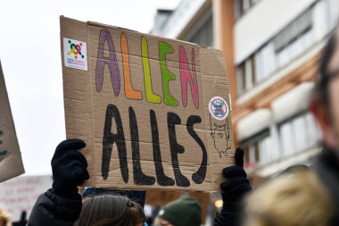 Heidelberg, Almanya - 12 Şubat 2025: Aşırı sağı protesto etmek için 'Herkes için Her şey 