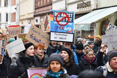 Heidelberg, Almanya - 12 Şubat 2025: Aşırı sağcıları protesto etmek için kalabalık tabelaları tutan insanlar 