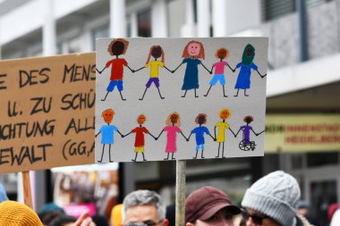Heidelberg, Almanya - 12 Şubat 2025: Aşırı sağcıları protesto etmek için renkli insanların çizimlerini gösteren imza 