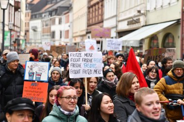 Heidelberg, Almanya - 12 Şubat 2025: Aşırı sağı protesto eden bir grup insan 