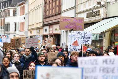 Heidelberg, Almanya - 12 Şubat 2025: Aşırı sağı protesto eden bir grup insan 