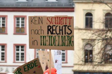Heidelberg, Almanya - 12 Şubat 2025: Heidelberg 'de aşırı sağı protesto etmek için' Sağdan Adım Yok 'yazılı imza tutan kişi 
