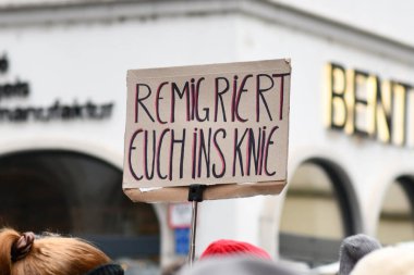 Heidelberg, Almanya - 12 Şubat 2025: Aşırı sağı protesto etmek için 'göç' tabelasını protesto 