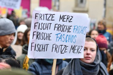 Heidelberg, Almanya - 12 Şubat 2025: CDU siyasi Merz ve faşizmle ilgili tabelayı elinde tutan kişi aşırı sağcıları protesto etti 