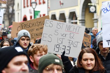 Heidelberg, Almanya - 12 Şubat 2025: Aşırı sağcıları protesto etmek için kalabalık tabelaları tutan insanlar 