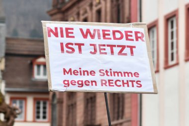 Heidelberg, Almanya - 12 Şubat 2025: Aşırı sağcıları protesto etmek için elinde 
