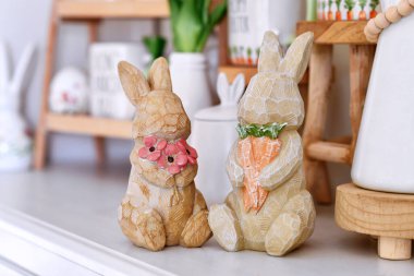 Çiçekler ve havuçlarla süslü bir çift şirin paskalya tavşanı.