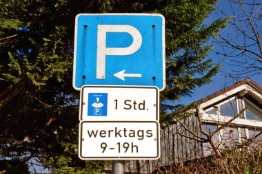 Heidelberg, Almanya - Şubat 2025: Mavi park levhası ve tabelalar, hafta içi ücretsiz park yerine bir saatliğine park edilmesine izin verildiğini gösteriyor