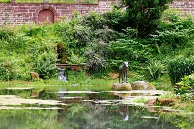 Heidelberg, Almanya - 8 Haziran 2024: Heidelberg Schlierbach 'deki' Wolfsbrunnen 'adı verilen tarihi kuyuda kurt heykeli