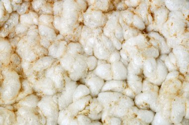 Pofuduk pirinçten yapılmış pirinç krakerine yakın çekim