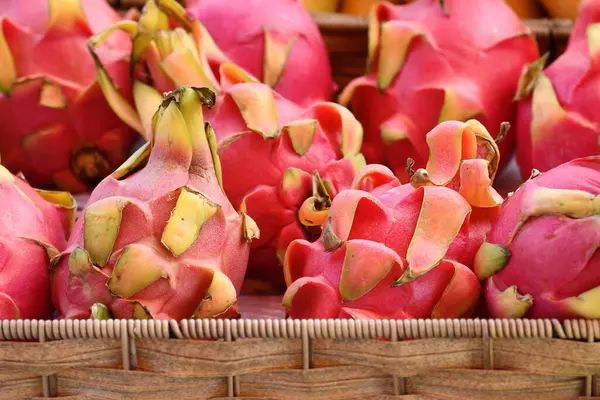 Piyasada satılık egzotik Ejder Meyveleri