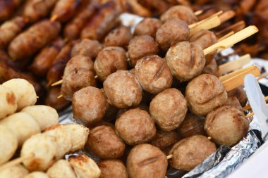 Tayland domuzu ya da et köftesi, sokak yemekleri pazarında satılık.