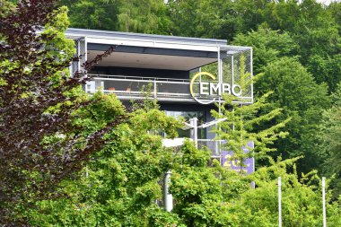 Heidelberg, Almanya - 28 Haziran 2025: Avrupa Moleküler Biyoloji Örgütü 'nün dışında, Odenwald Ormanı' ndaki ağaçlarla çevrili, dağlık bölge Boxberg 'de EMBO binası