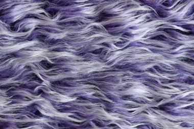 Pofuduk mor ve beyaz sentetik sahte kürke yakın çekim