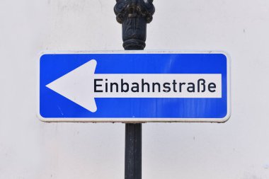 Alman yol işareti Einbahnstrasse tek yönlü caddeyi gösteriyor