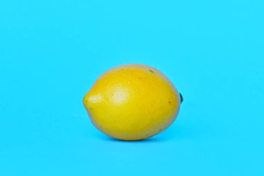 Mavi arka planda tek limon meyvesi 