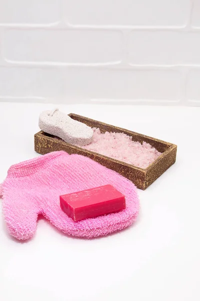 Banyo Bezi Ayaklar Için Sünger Taşı Sabun Beyaz Arka Planda — Stok fotoğraf