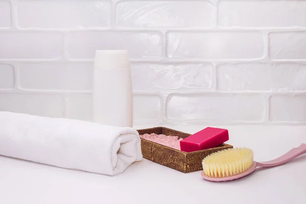 瓶子模型 身体刷 粉红肥皂 白色浴室背景上的海盐 自我照顾的概念 复制空间 — 图库照片