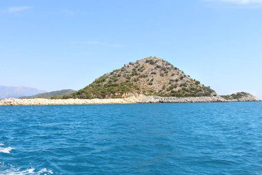 Yamaçtaki ağaçlı, taştan dalgalı dağın panoramik manzarası. Deniz manzarası. Peyzaj, Türkiye