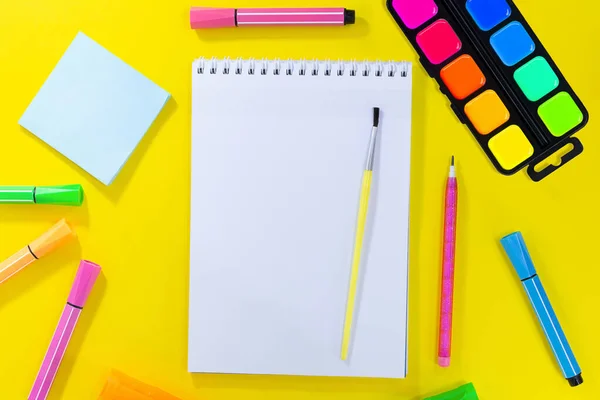 学校に戻り 絵を描く ノートをテキスト化するためのブラシと鉛筆でチェックノート ピンク オレンジ 緑の文房具の近く マーカー フェルト先端ペン 学習の概念 スペースのコピー — ストック写真