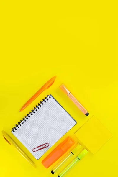 Otwarty Notatnik Kratkę Długopisem Markerem Spinaczem Obok Naklejek Żółtym Tle — Zdjęcie stockowe