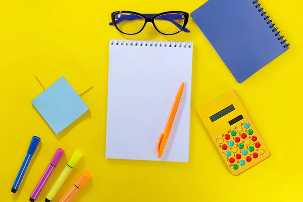 Cuaderno Con Bolígrafo Marcadores Pegatinas Con Calculadora Gafas Sobre Fondo —  Fotos de Stock