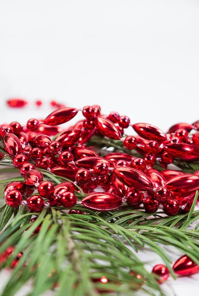 Rode Glanzende Kralen Dennentakken Geïsoleerd Witte Achtergrond Decoraties Kerstmis Nieuwjaar Rechtenvrije Stockfoto's