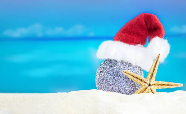 Glänzend Silberne Kugel Weihnachtsmütze Mit Seesternen Auf Sand Strand Weihnachten Stockbild