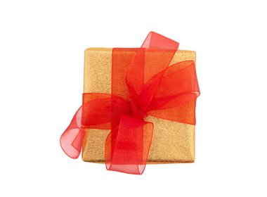 Beyaz izole edilmiş arka planda kırmızı fiyonklu altın renkli bir hediye kutusu. Noel, Yeni Yıl, Anneler ve Kadınlar Günü, Sevgililer Günü, doğum günü, bayram. Yukarıdan bak. Boşluğu kopyala