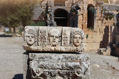 Antik Myra şehrinde oyulmuş yüzleri olan tarihi taş levrek rahatlaması. Lycia Bölgesi, Demre, Antalya, Türkiye 'de taş kesilmiş mezarların kalıntıları