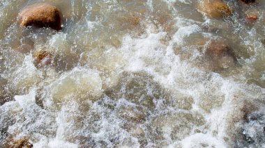 Vahşi deniz, taşların üzerine su sıçratan okyanus. Dalga kıyıya vuruyor. Süper manzara, İHA. Doğa