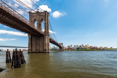 Brooklyn Köprüsü New York 'ta Doğu Nehri' ni geçiyor.