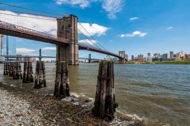Brooklyn Köprüsü New York 'ta Doğu Nehri' ni geçiyor.