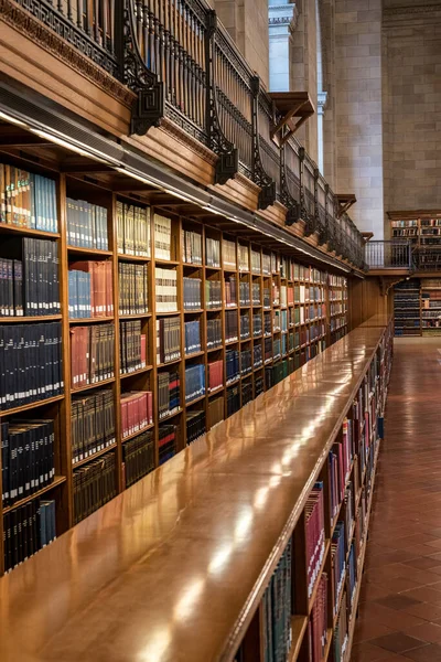 Bookcase New York Public Library — Stok Foto
