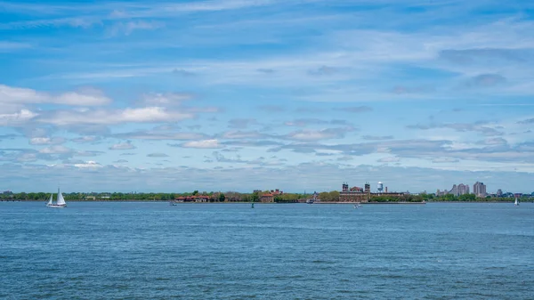 ニューヨーク港のエリス島 — ストック写真