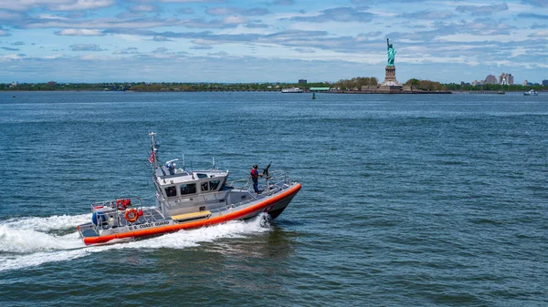 Coast Guard Response Boat Medium Statue Liberty — Stock Photo, Image
