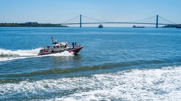 Coast Guard Boat Verrazzano Narrows Bridge New York City — Stock Photo, Image