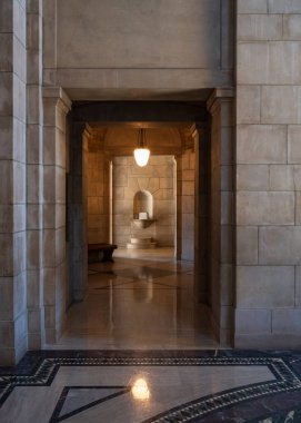 Lincoln 'deki Nebraska Eyalet Meclisi' nde İçme Çeşmesine Giden Koridor