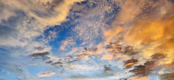 Cielo Colorido Atardecer Con Nubes Fondo — Foto de Stock