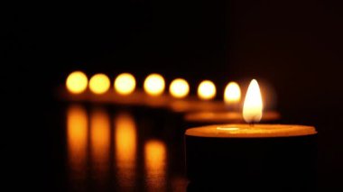 Umudun Parıltısı: Karanlıktaki Mum Işığı Sırası.