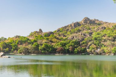 Abu Rajasthan Dağı 'ndaki Nakki Gölü' nün geniş açılı manzarası.