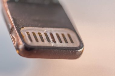 Yıldırım şarj konnektörünün makro ya da mikro görüntüsü. seçici odak.