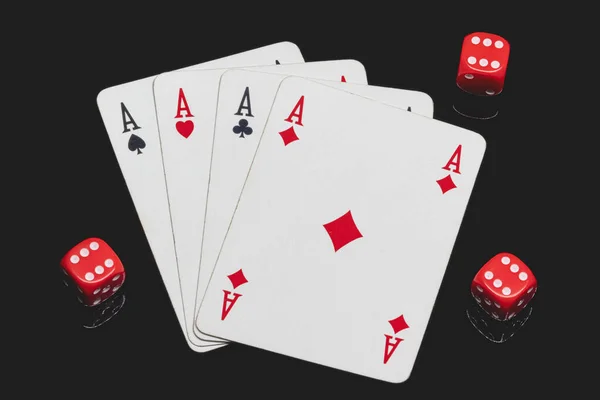 Poker Ases Con Naipes Cerca Hay Tres Dados Con Seis —  Fotos de Stock