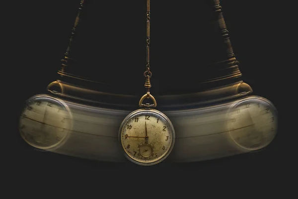 Koncepcja Hipnozy Staromodny Zegarek Kieszonkowy Kołyszący Się Ciemności Leczenie Hipnozy — Zdjęcie stockowe