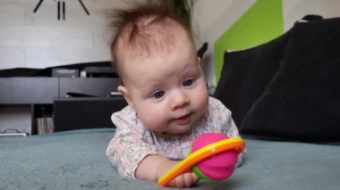 Tatlı kız oynuyor.