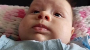 Mavi gözlü şirin bir kızın portresi.