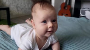 babyjongen liggend in bed