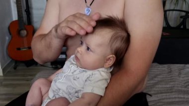 Onun bebek tutan genç Baba